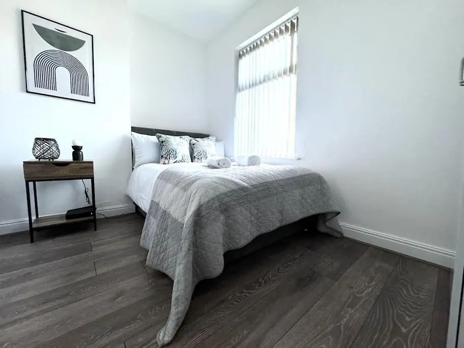 Stunning Home In York - Free Wifi & Parking - Close To Racecourse & City Centre